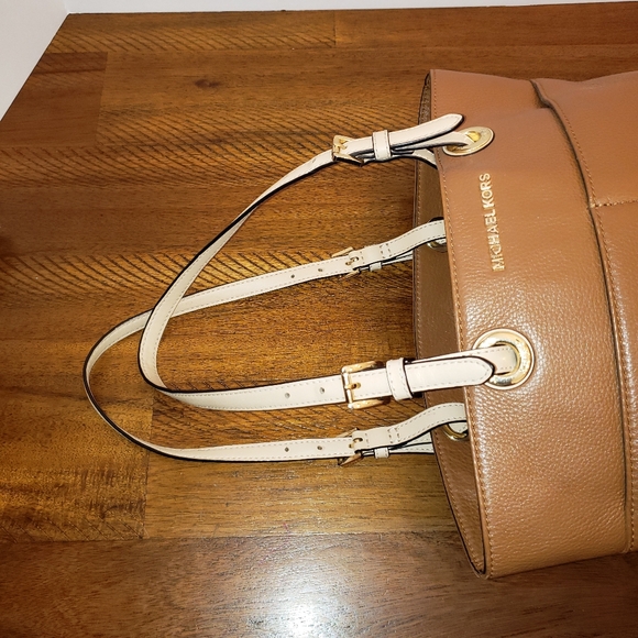 Michael Kors Bedford Leather Purse - Picture 4 of 12
